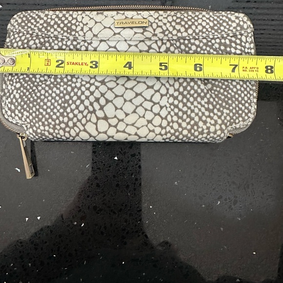 Travelon RFID Blocking Snakeskin Zip Around Wristlet Wallet Clutch - Picture 10 of 11
